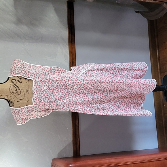 Authentic Original Vintage Style Other - Vintage floral back tie with front pockets apron will fit up to XXL.